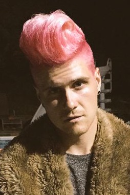 Leo P con el pelo rosa